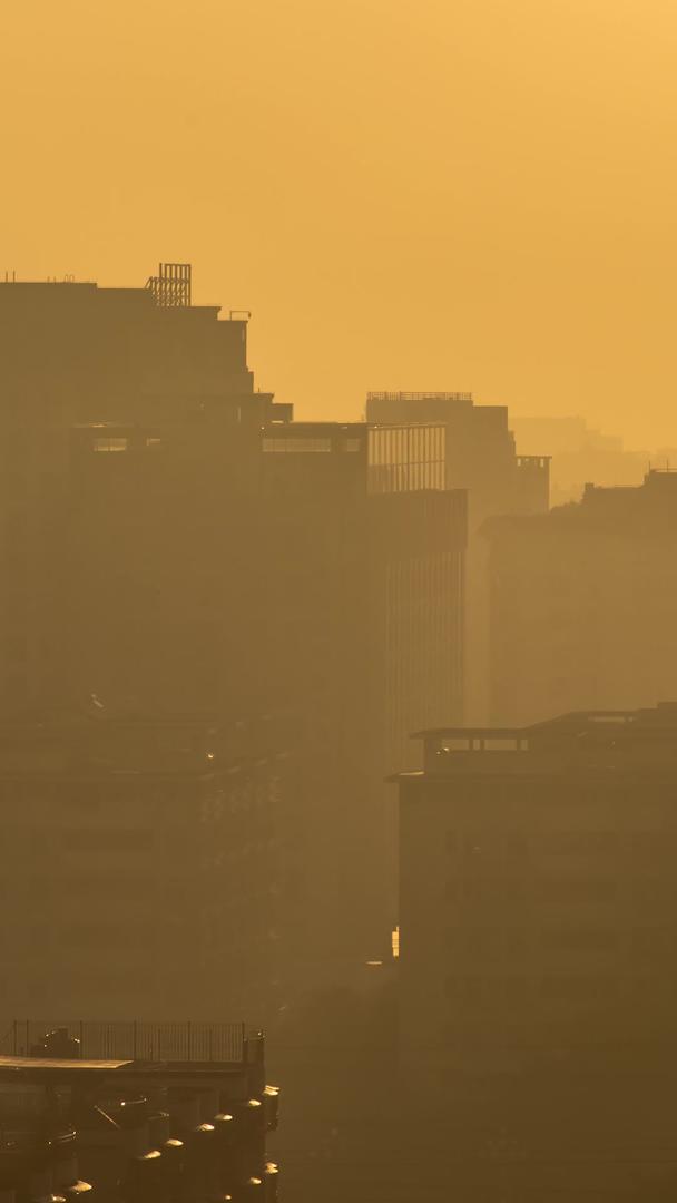 城市在迷雾中苏醒延迟视频视频的预览图