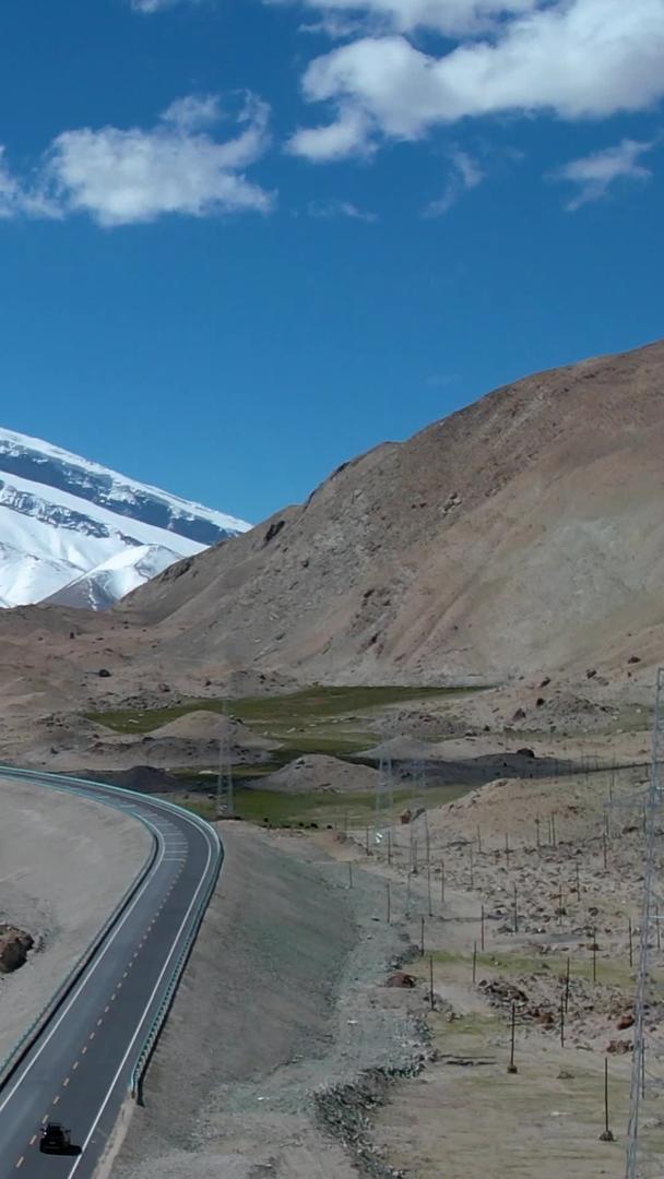昆仑喀喇公路和新疆南部雪山自然风光视频视频的预览图