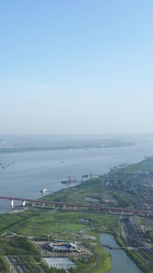 航拍城市江景桥梁交通街景长江素材视频的预览图