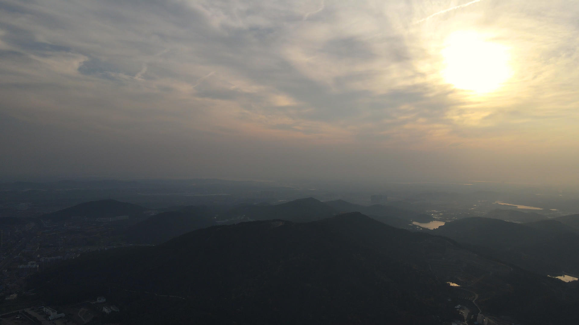山顶朝阳日出自然天空4k素材视频的预览图