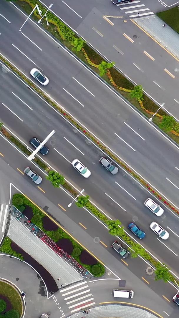 航拍城市主干道路口夜高峰交通流量视频的预览图