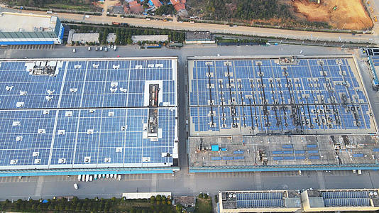 航拍太阳能面板制造业环保工厂科技节能4k素材视频的预览图