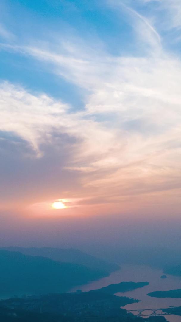 延时航拍大气日落夕阳黄昏天空云层云层视频的预览图
