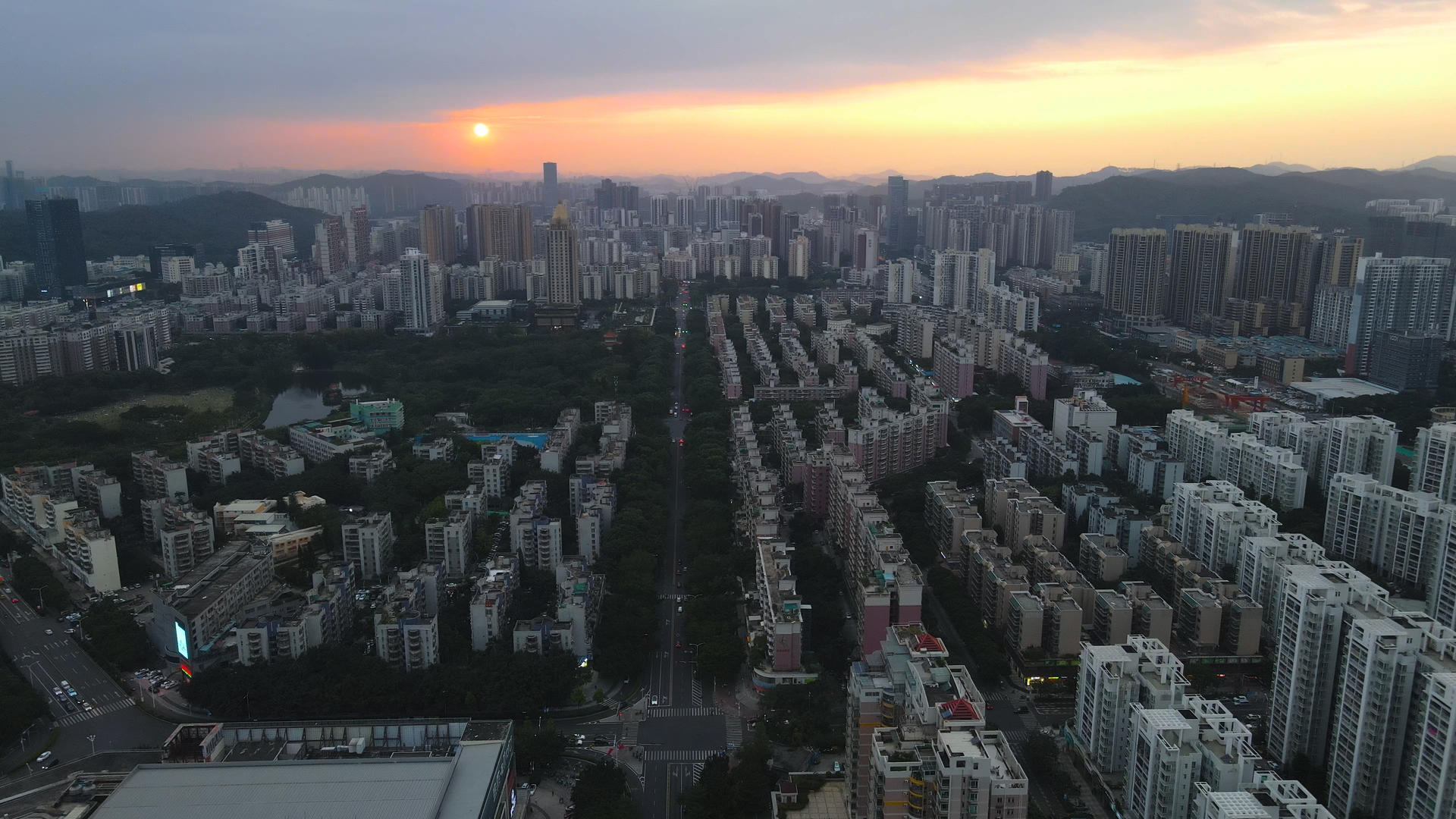 4K深圳城市建筑群夕阳日落时分航拍视频的预览图