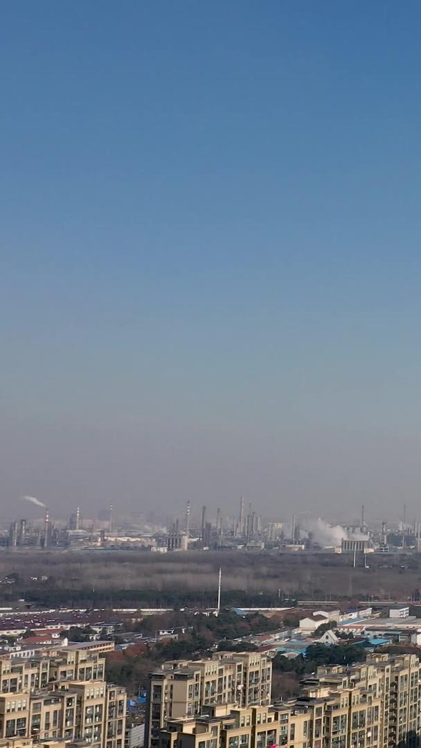 南京航拍化工厂江北新区化工厂工业烟囱大景观视频的预览图