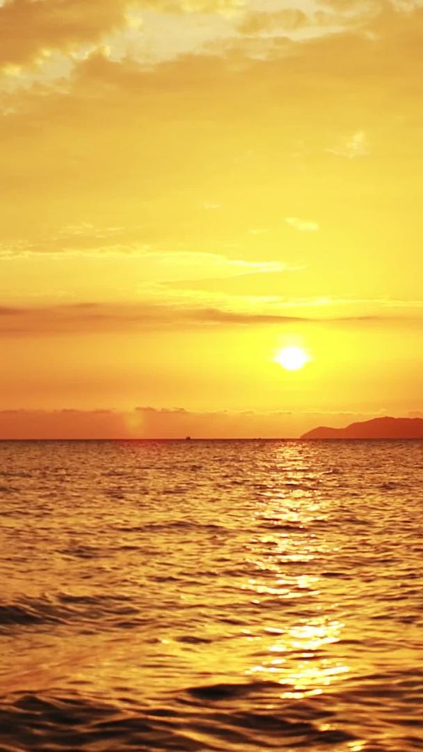 海上的夕阳渔船经过视频的预览图