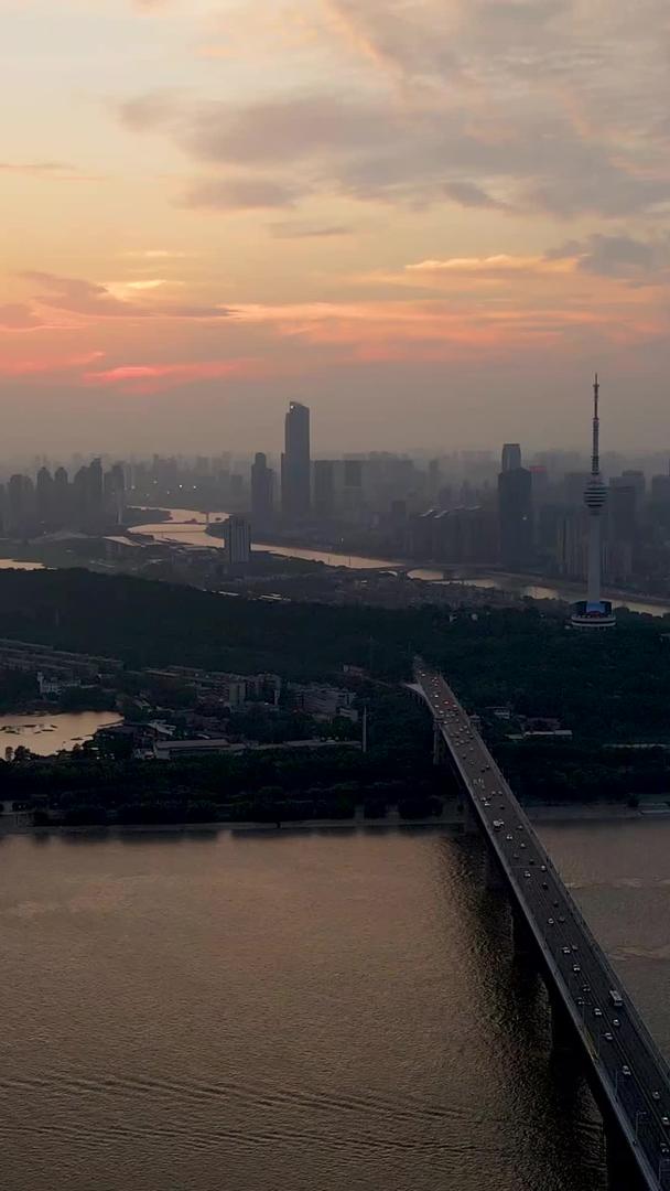 武汉长江大桥电视塔航拍晚霞天视频的预览图
