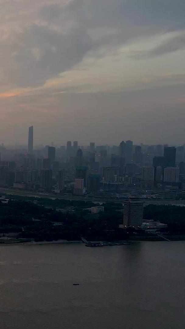 武汉长江大桥电视塔航拍晚霞天视频的预览图