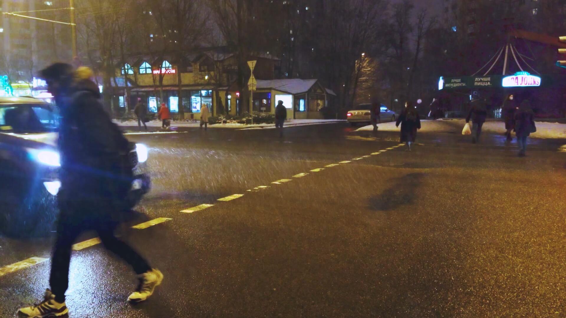 雨雪天气城市夜晚街头视频的预览图