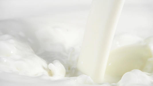 升格慢动作牛奶饮料鲜奶纯牛奶水牛奶奶制品视频的预览图
