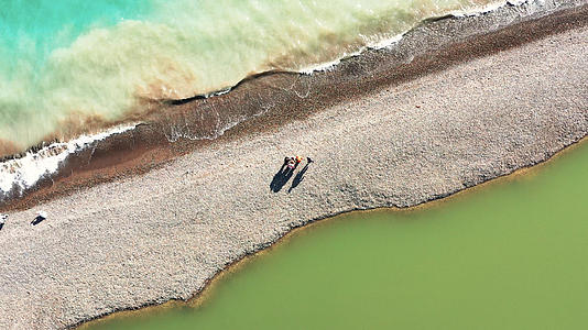 4K航拍新疆赛里木河风景视频的预览图