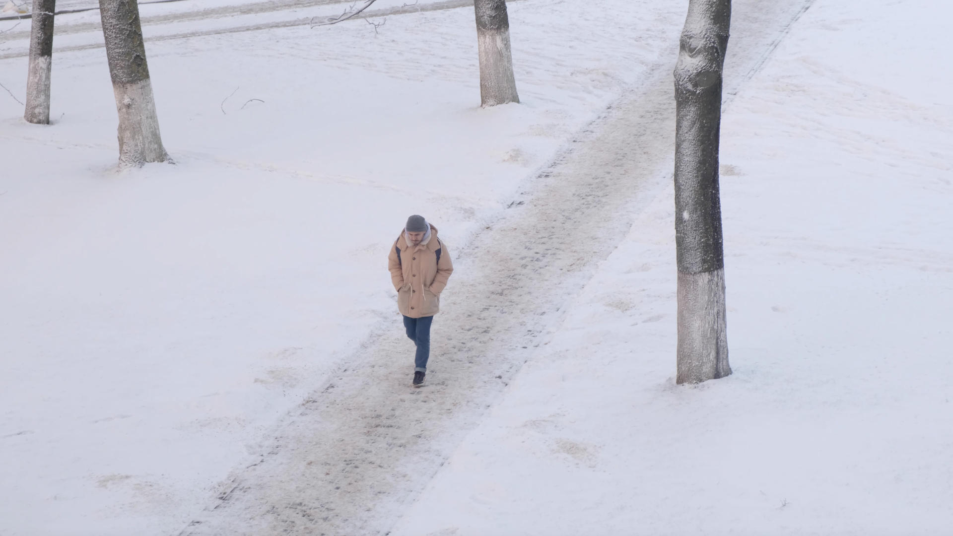 冬天雪地里行走的人视频的预览图