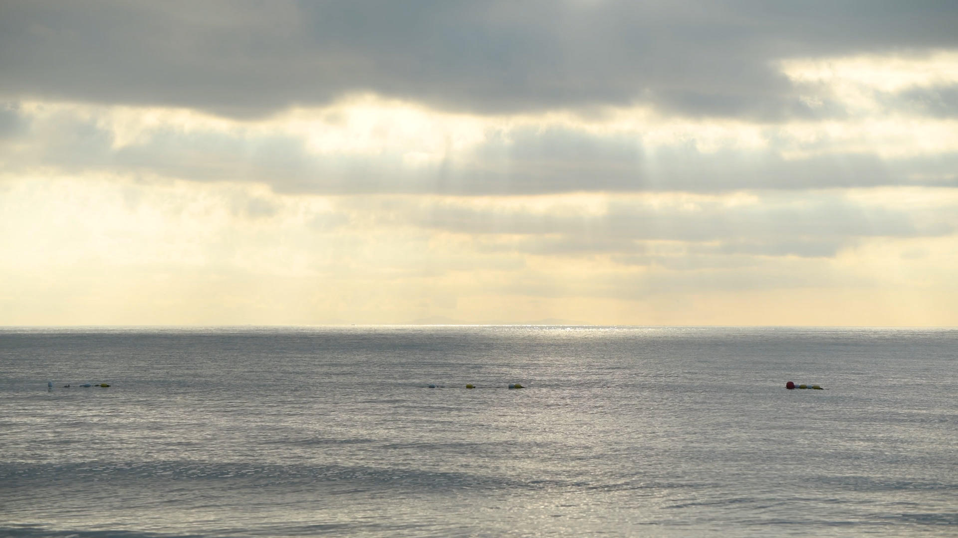 4K阳光穿透云彩照在海面上视频的预览图