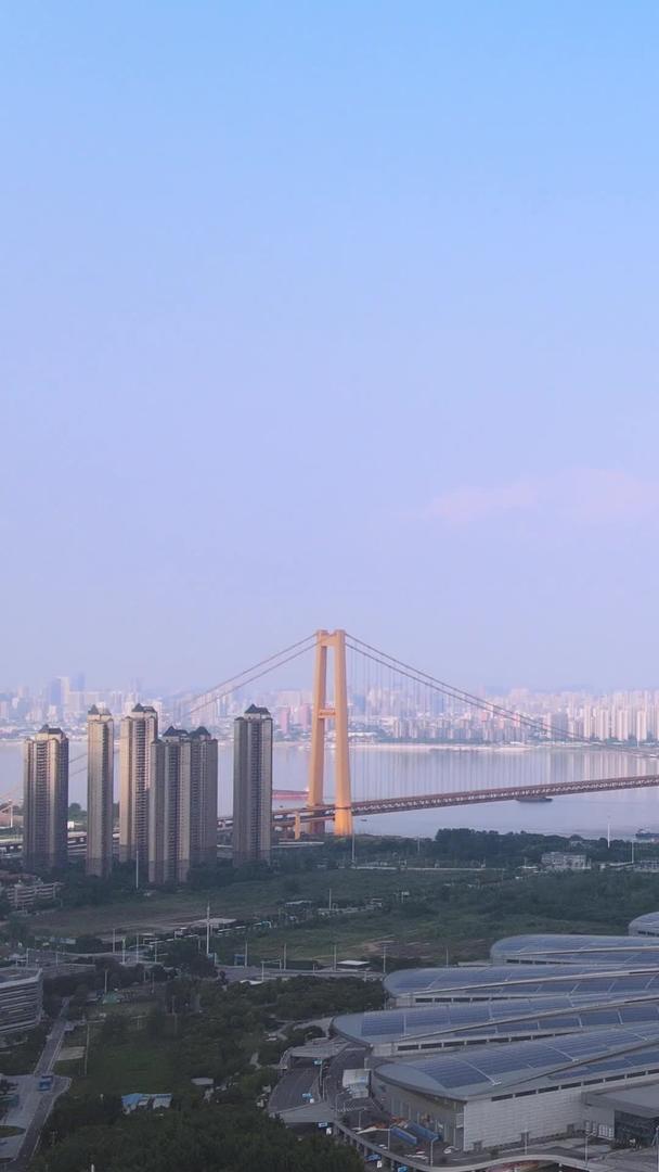 航拍城市标志性酒店建筑群桥梁道路蓝天白云天空素材视频的预览图
