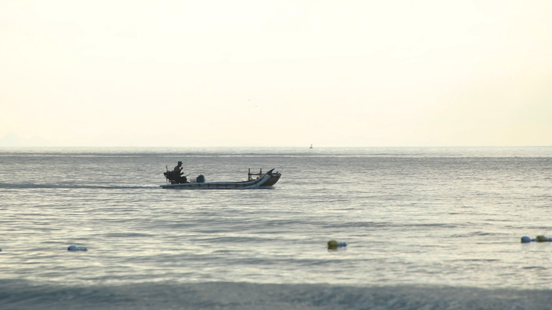 4K清晨海面上行进的渔船视频的预览图