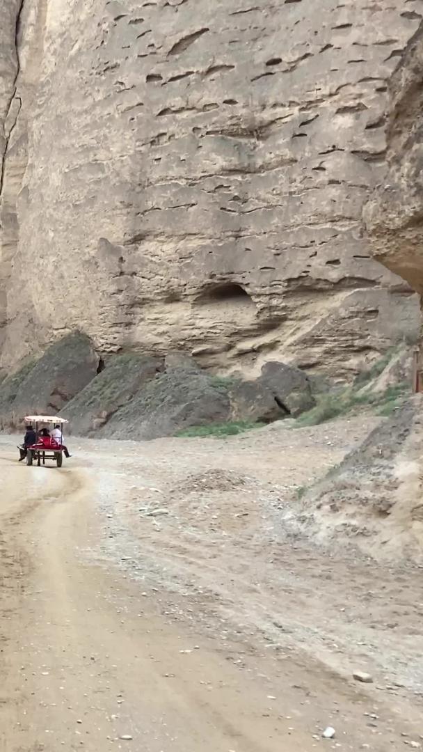 甘肃白银黄河石林景区驴车游玩视频的预览图