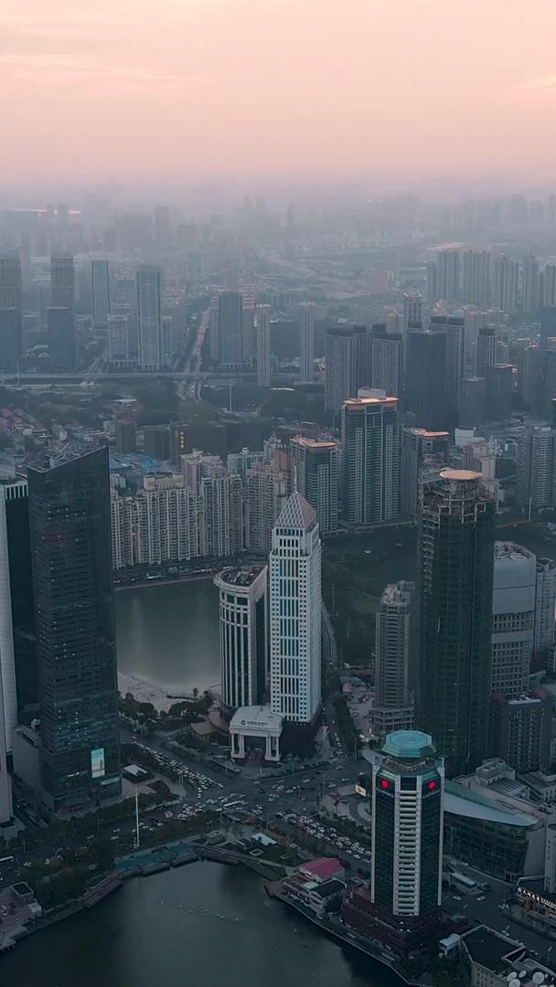 武汉金融街日落时分航拍视频的预览图