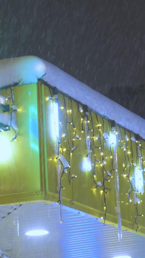 寒冷的冬夜风雪医院药店视频的预览图