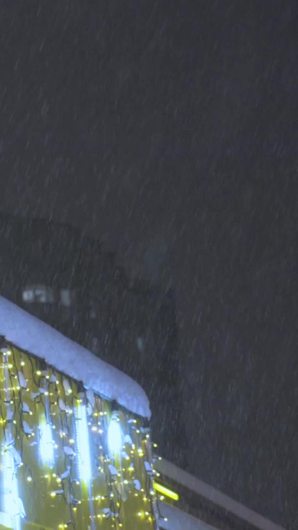 寒冷的冬夜风雪医院药店视频的预览图