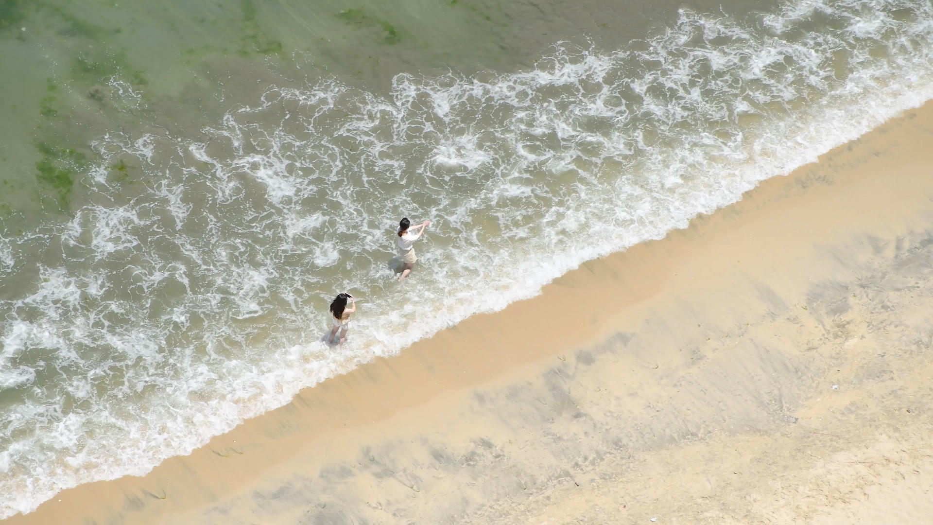 4K海边沙滩漫步的游客视频的预览图
