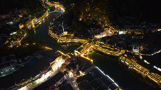 航拍湖南凤凰古城沱江夜景灯光旅游4k素材视频的预览图