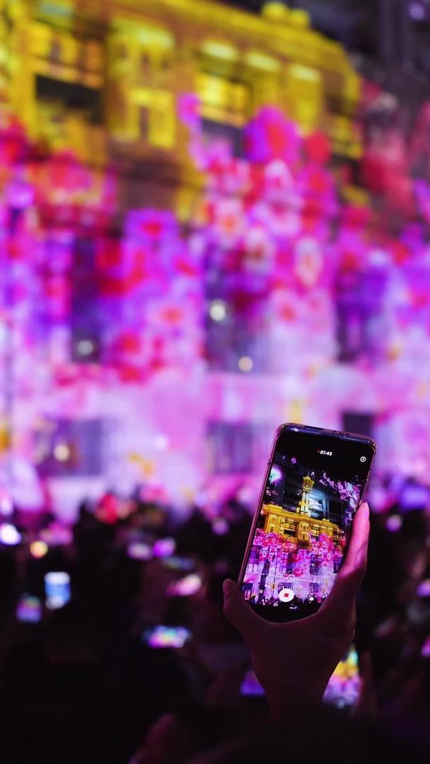 城市夜间演出现场人群中的手机直播素材视频的预览图