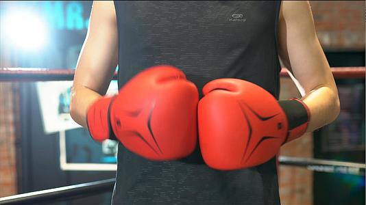 拳击手撞击拳套视频的预览图