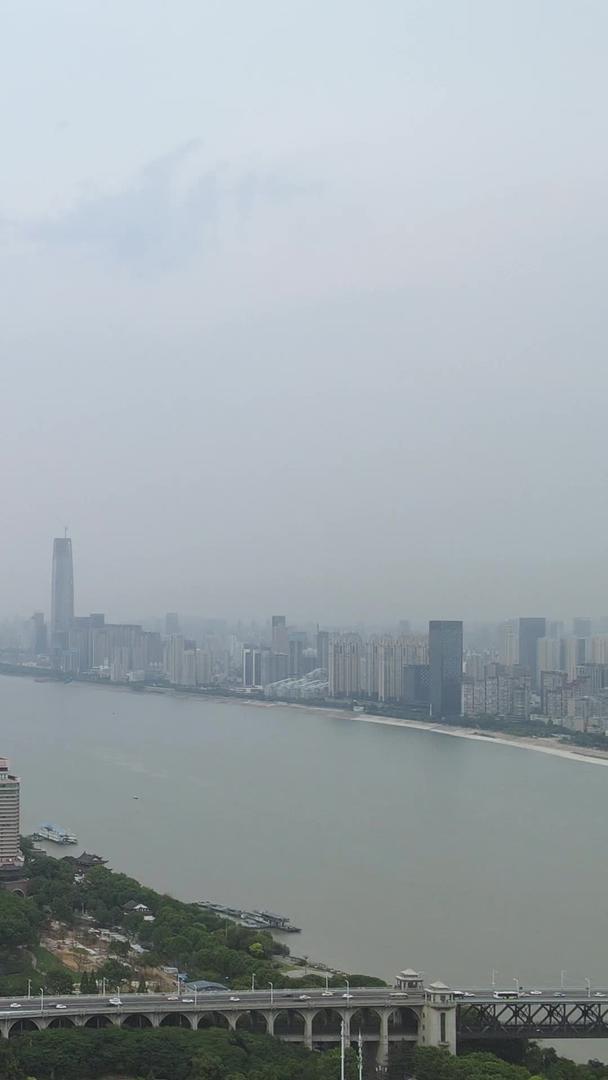 航拍城市地标建筑江景天际线素材视频的预览图