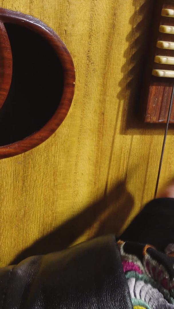 中国传统民族乐器柳琴演奏材料视频的预览图