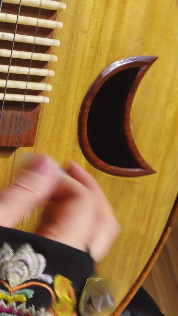 中国传统民族乐器柳琴演奏材料视频的预览图