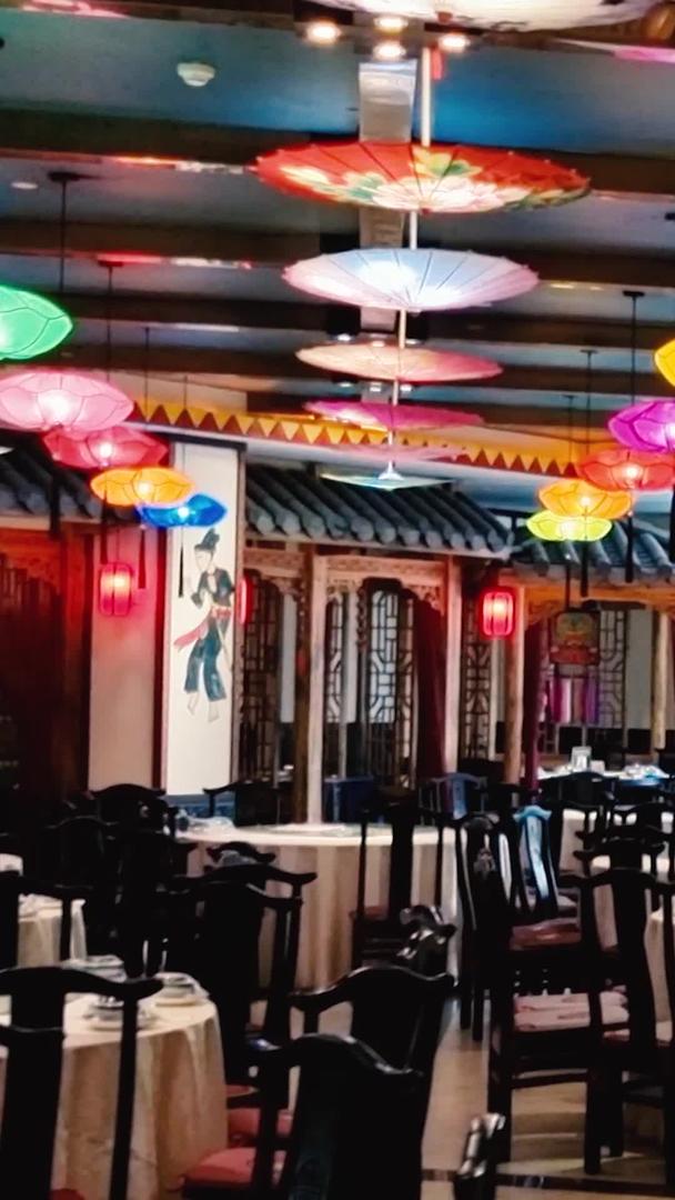 实拍具有少数民族特色装修风格的傣族餐厅内景视频素材视频的预览图