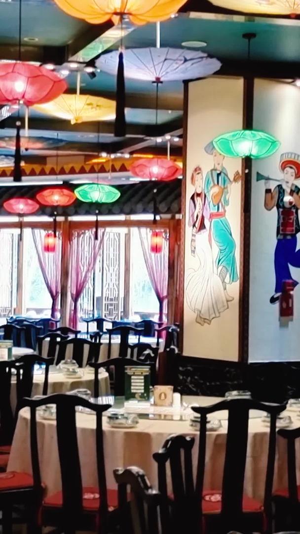 实拍具有少数民族特色装修风格的傣族餐厅内景视频素材视频的预览图