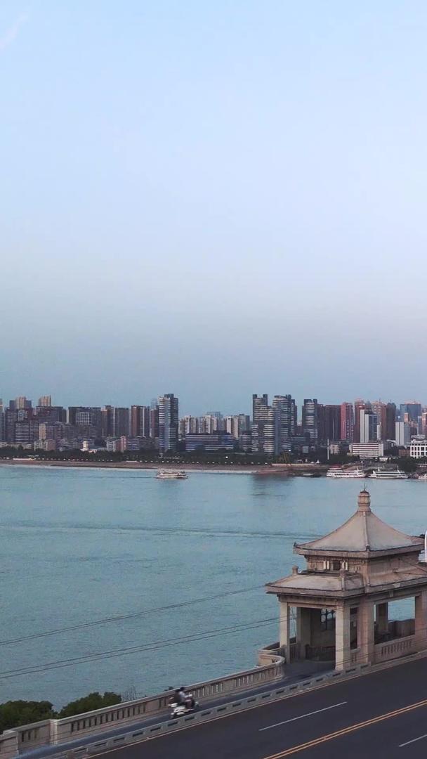 风景城市武汉地标长江大桥桥头堡江景黄鹤楼素材视频的预览图