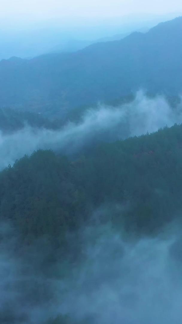 山顶上的航拍云雾缭绕仙境自然风光烟雨朦胧视频的预览图
