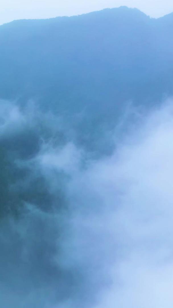 山顶上的航拍云雾缭绕仙境自然风光烟雨朦胧视频的预览图