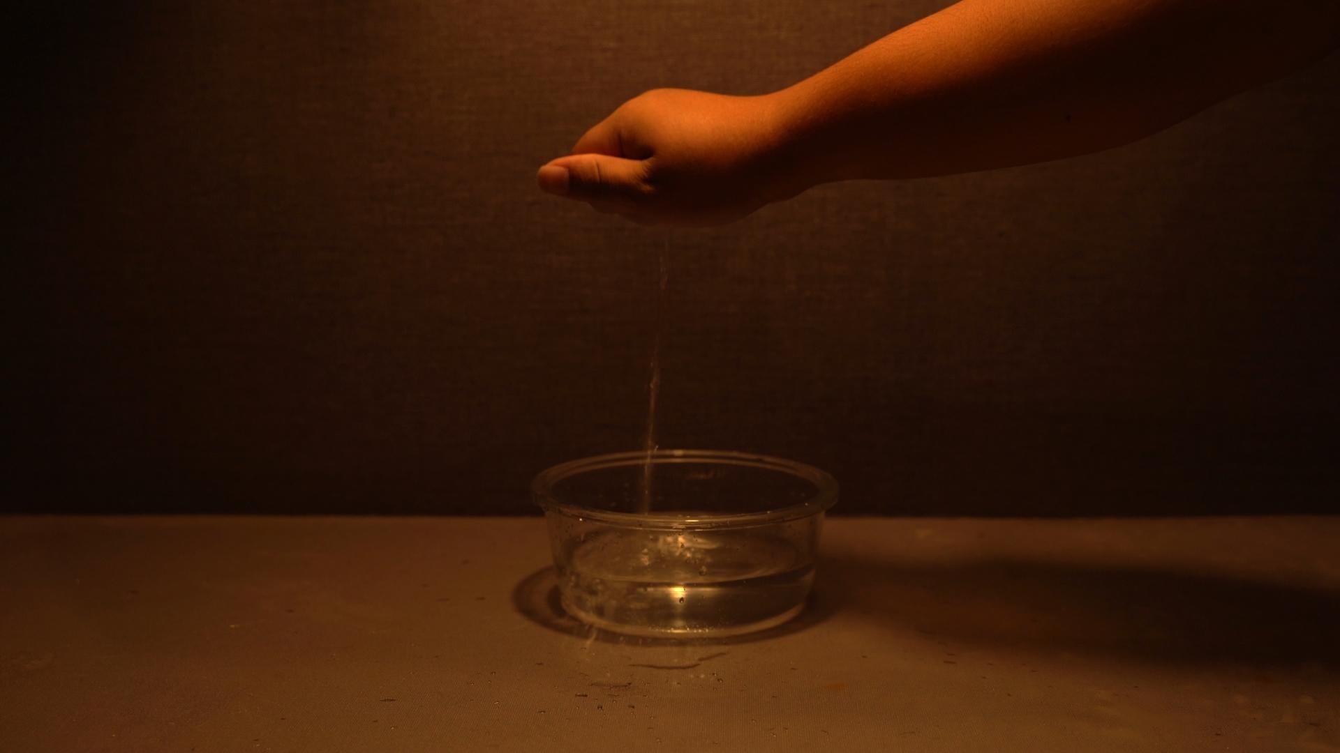 厨房倒水从手手挤水遮罩特效水杯魔术视频的预览图