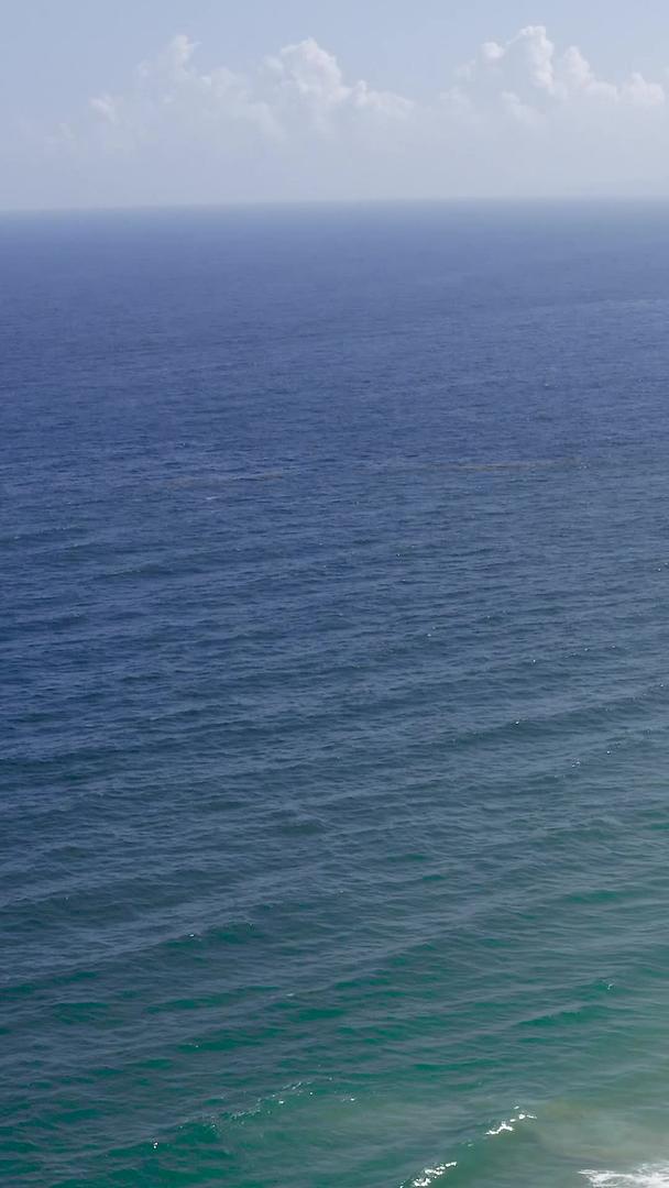 航拍三亚海岸壮丽风景视频的预览图
