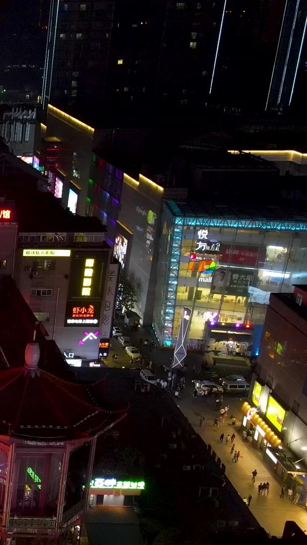 航拍湖南长沙黄兴路步行街夜晚拥挤拥挤视频的预览图