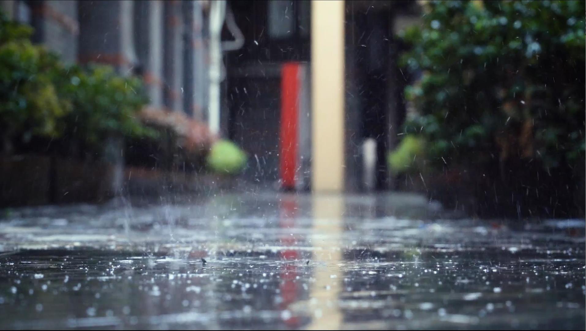 雨滴打在地上溅出水花视频的预览图
