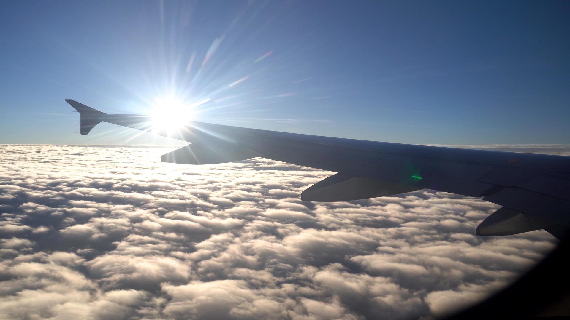 云层高空太阳晨光视频的预览图
