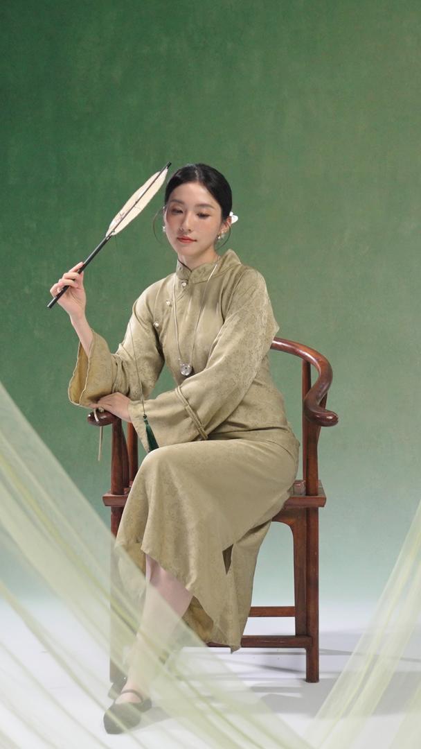 古装美女坐在凳子上扇扇子视频的预览图