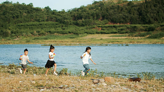 4k实拍三个小朋友小溪边奔跑玩耍视频的预览图