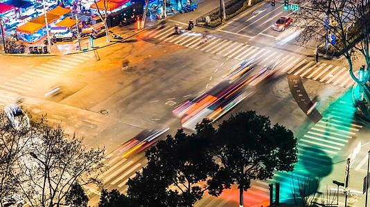8K实拍城市交通路口车流夜景延时摄影视频的预览图