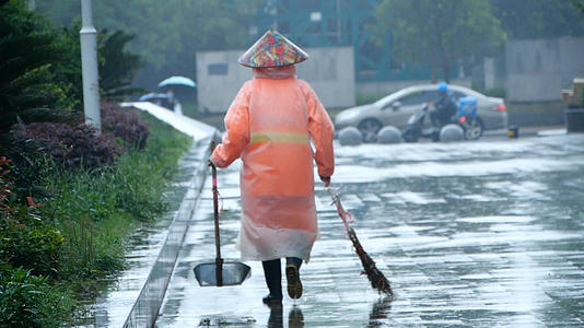 梅雨季升格环卫工雨中劳作清扫街道环卫工人视频的预览图
