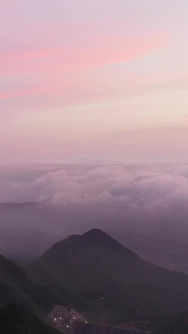 航拍日出朝霞下的云海视频的预览图