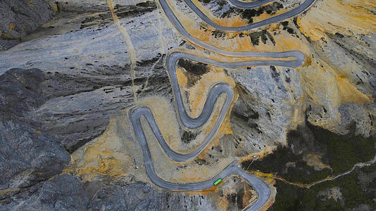 4k怒江大峡谷蜿蜒曲折的公路航拍视频的预览图