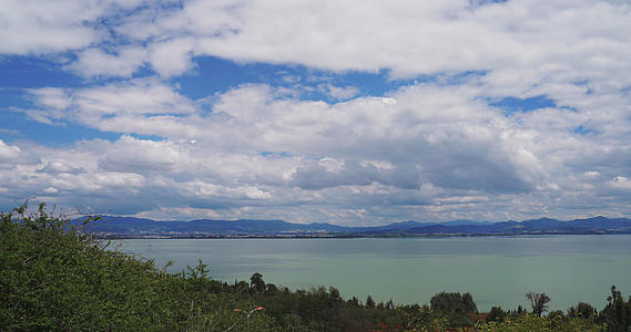 4k山脉湖泊蓝天白云延时视频的预览图