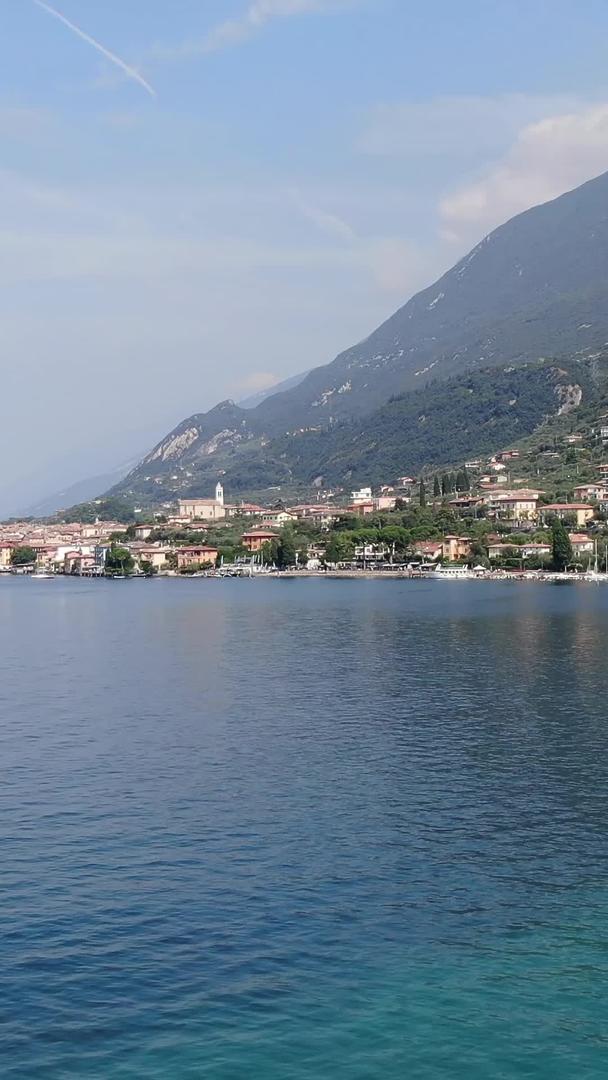意大利加尔达湖边的无人机航拍小镇视频的预览图