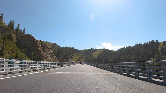 4K新疆天山公路路拍视频的预览图