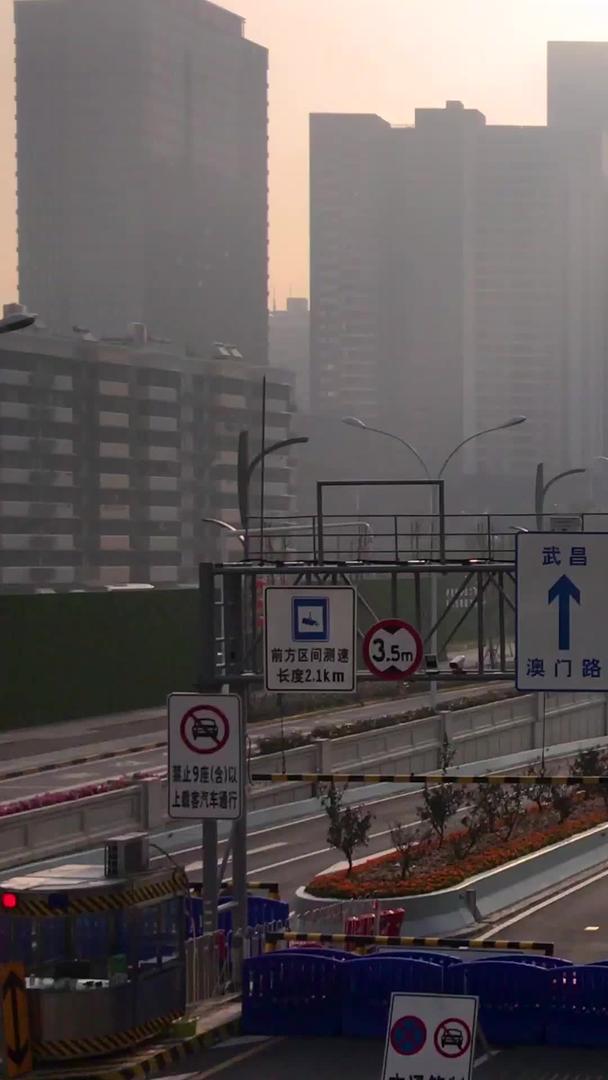 禁止武汉新冠肺炎封城长江公铁隧道交通管制视频的预览图